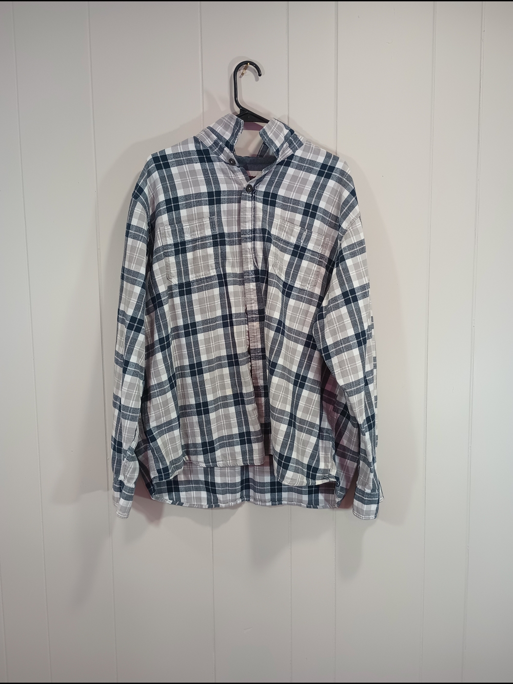 Wrangler Men's 100% Cotton White & Navy Plaid Button-Down Shirt